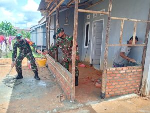 Babinsa Koramil 07/Kampar Bantu Pembuatan Pagar Rumah Warga