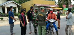 Babinsa Bersama Pemuda Ajak Warga Ikuti Protokol Kesehatan