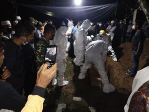 Babinsa Silam Monitoring dan Pengamanan Pemakaman Jenazah Covid -19 Tetap Jaga Kewaspadaan