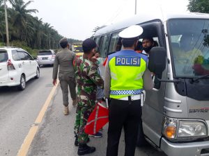 Serka Humaidi Husen Babinsa Koramil 15/KK Tetap Laksanakan Penyekatan di Pos Pam Simpang Beringin