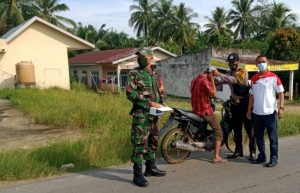 Tim Gabungan Bagikan Masker Gratis Kepada Warga Desa Sei Dua Indah