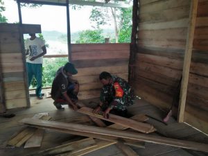 Peduli Kesulitan Warga Binaan, Babinsa Koramil 12/XIII Koto Kampar Bantu Warga Dalam Pembangunan Rumah