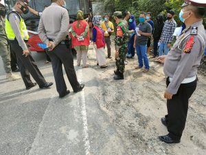 Upaya Menekan Angka Penyebaran Covid-19, Babinsa Koramil 09/Langgam Bersama Tim Gabungan Lakukan Penyekatan dan PPKM