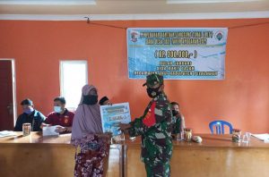 Babinsa Koramil 04/Pkl Kuras Dampingi Penyaluran BLT-DD Tahap I Tahun 2021