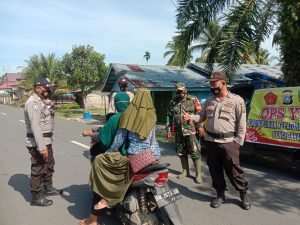 Babinsa dan Polri Melaksanakan Operasi Yustisi Wajib Masker Kepada Pengendara