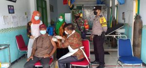 Babinsa Koramil 14/Kepenuhan Pantau Vaksinasi Bagi Lansia di Puskesmas Kepenuhan Hulu