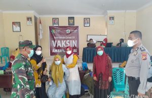 Babinsa Koramil 16/Tapung Dampingi Pelaksanaan Vaksinasi Covid-19