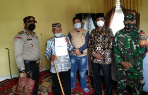 Babinsa Koramil 08/Tandun Dampingi Penyuntikan Vaksin Covid-19 Kepada Lansia