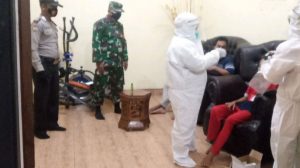 Babinsa Dampingi Pelaksanaan Tes Swab dan Trecing di Puskesmas Tambusai Utara