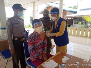 Sertu Anthon Subakti Dampingi Penyuntikan Vaksin Covid-19 Terhadap Guru dan Lansia