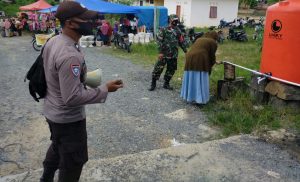 Tak Mengenal Lelah, Babinsa Koramil 15/Kuala Kampar dan Polsek Kerumutan Terapkan Prokes di Pasar Tradisional