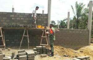 Babinsa Koramil 04/Pkl Kuras Ikut Gotong Royong Bangun Rumah Warga Binaan