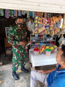 Pendisiplinan Masyarakat, Babinsa Koramil 12/XIII Koto Kampar Himbau Warga Tetap Memakai Masker