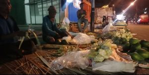 Berniat Bahagiakan Keluarga di Hari Raya, Pedagang Ketupat Rela Tidur di Emperan Toko