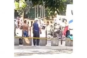 Seorang Pengemudi Ojol Berikan Pakaian untuk ODGJ, Netizen: Ini Baru SULTAN