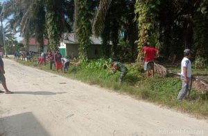 Cegah Banjir, Babinsa Koramil 16/Tapung Ajak Warga Goro Bersihkan Parit