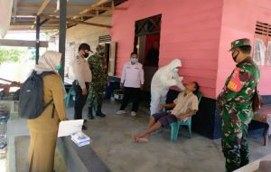 Babinsa Bersama Bhabinkamtibmas Dampingi Vaksinasi Lansia Diwilayah Tambusai Utara