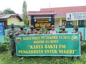 Jalin Kekompakan Dengan Warga, Babinsa Koramil 03/Bunut Adakan Aksi Karya Bhakti di Sekolah
