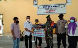 Babinsa Koramil 04/Pkl Kuras bersama Bhabinkamtibmas Tetap Kawal Pembagian BLT-DD Desa Lubuk Kembang Bunga
