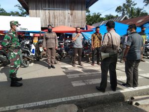 Babinsa Bersama Satgas PPKM Covid -19 Melaksanakan Penertiban Wajib Masker