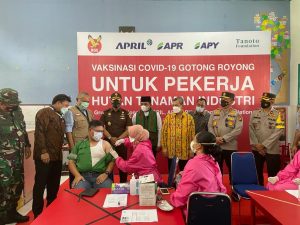 Gubri Didampingi Kapolda Riau Menyaksikan Pemberian Vaksinasi Covid-19 Mandiri Kepada Karyawan RAPP