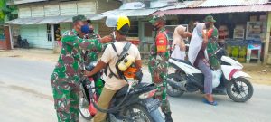 Personil Babinsa Koramil 15/Kuala Kampar bagikan Masker Kepada Pengguna Jalan yang Tidak Pakai Masker