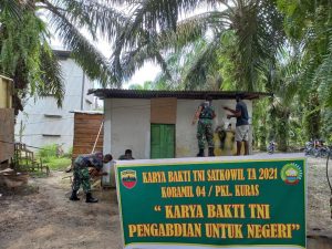 Babinsa Koramil 04/Pkl Kuras Bantu Perbaiki dan Cat Rumah Warga Tidak Mampu