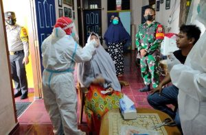 Babinsa Desa Tanjung Medan Laksanakan Trecing dan Pengamanan Tes Swab Warga Binaan