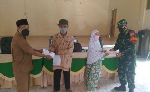 Babinsa Koramil 09/Langgam Bersama Kades Turun Langsung Bagikan BLT- DD Tahun 2021