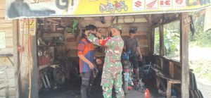 Lindungi Warga dari Covid-19, Babinsa Koramil 14/Kepenuhan Bagikan Masker Gratis