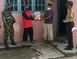 Peduli Dampak Covid-19, Babinsa dan Tim Medis Berikan Bantuan Sembako untuk Keluarga Pasien Covid-19