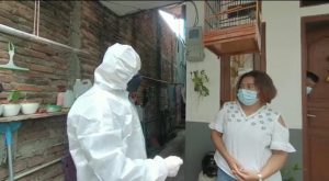 Warga Terkonfirmasi Positif Covid, Kapolsek Pulogadung Lakukan Pemantauan dan Salurkan Bantuan 