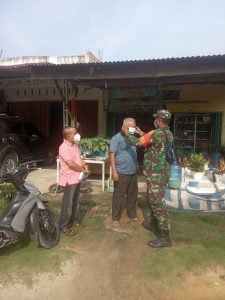 Babinsa Koramil 09/Langgam Bagikan Masker dan Ajak Warga Tetap Pakai Masker