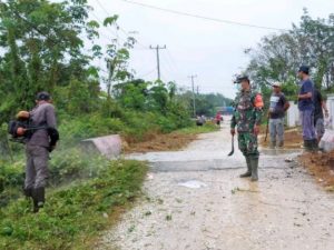 Bersama Warga Babinsa Koramil 07/Kampar Bersihkan Jalan