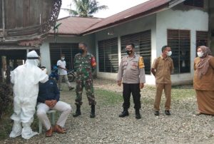 Cegah Penyebaran Covid-19, Babinsa Koramil 01/Bkn Dampingi Tim Kesehatan Laksanakan Rapid Test