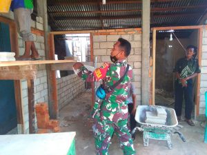 Babinsa Koramil 07/Kampar Jaga Kekompakan dan Keharmonisan dengan Membangun Rumah Warga Binaan