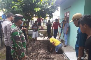 Babinsa Koramil 16/Tapung Bantu Evakuasi Penemuan Mayat Yang Dikubur Didepan Rumah