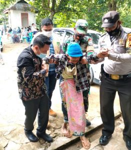Dampingi Vaksin Lansia, Babinsa Himbau Warga Agar Tidak Takut di Vaksinasi