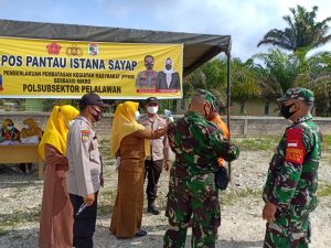 TNI-POLRI Berikan Himbauan dan Sosialisasi Prokes Kepada Warga Desa Lalang Kabung di Pos PPKM