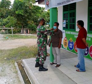 Babinsa Koramil 02/ Rambah bagikan Masker Gratis di Pos PPKM