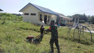 Babinsa Koramil 16/Tapung Laksanakan Goro Pembersihan di Sekolah TK Bersama Perangkat Desa