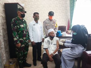 Kades bersama Bhabinkamtibmas dan Babinsa Mendampingi Tim Kesehatan Pemberian Vaksinasi di Desa Gobah