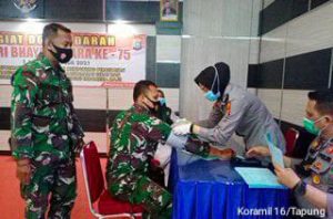 HUT Bhayangkara Ke- 75, Babinsa Koramil 16/Tapung Ikut Berpastisipasi Donor Darah