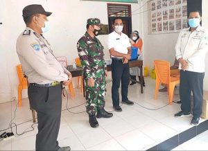 Danramil dan Kapolsek Kunto Darussalam Pantau Penyerahan BLT- DD di Desa Sangkir Indah