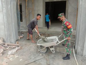 Serda Mulawarman Babinsa Koramil 07/Kampar Bantu Masyarakat Dalam Pembangunan Masjid