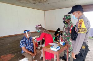 Babinsa Bersama Bhabinkamtibmas Pantau Vaksinasi Terhadap Warga di Desa Teluk Binjai