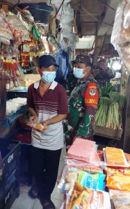 Babinsa bersama Pasukan BKO lakukan PPKM Mikro di PD. Pasar Jaya Klender