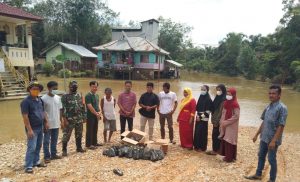 Babinsa Koramil 04/PKL Kuras Salurkan Bantuan untuk Korban Banjir