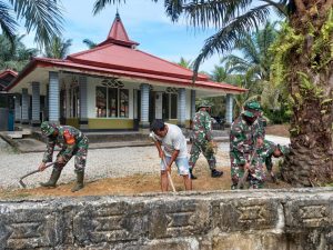Anggota Koramil 16/Tapung bersama Warga Goro Bersihkan Mushola AT Tauhid