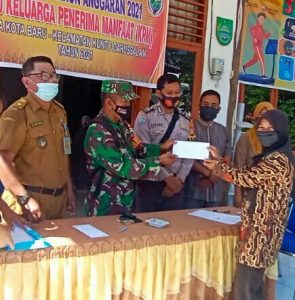 Serma Sudarmin Pantau Pembagian BLT -DD di Desa Koto Baru